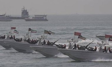 হরমুজ প্রণালীর লড়াই: যুক্তরাষ্ট্রের নৌশক্তি বনাম ইরানের দ্রুতগতির হামলা নৌকা