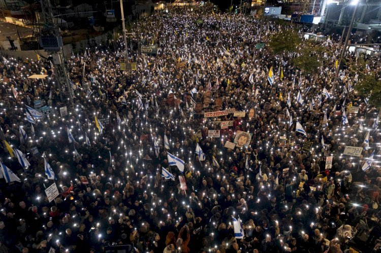 ইসরায়েলে সরকারের বিরুদ্ধে জনরোষ: নেতানিয়াহুর পদত্যাগের দাবিতে তেল আবিবে বিক্ষোভের ঢল